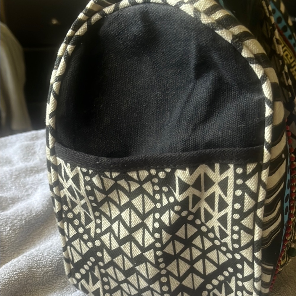 Laurel Burch Black and Blue Tote with Chevron Pattern in a pristine condition - Picture 9 of 12